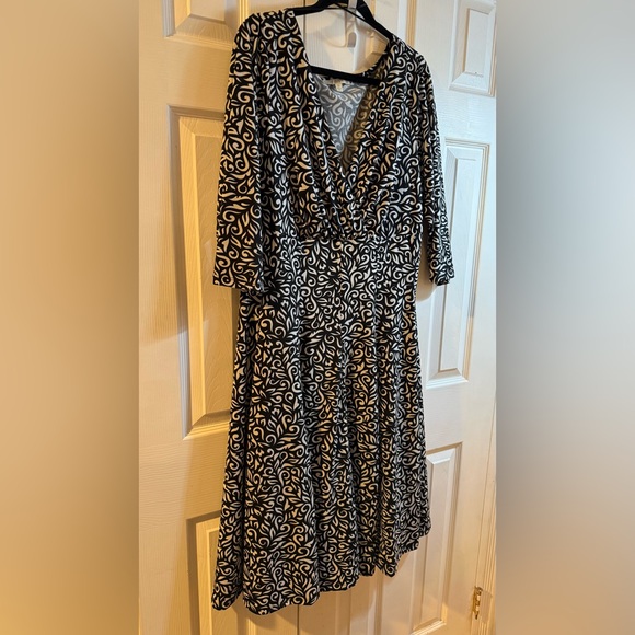 Haani Black and White Swirl Long Sleeve Dress - Picture 2 of 5